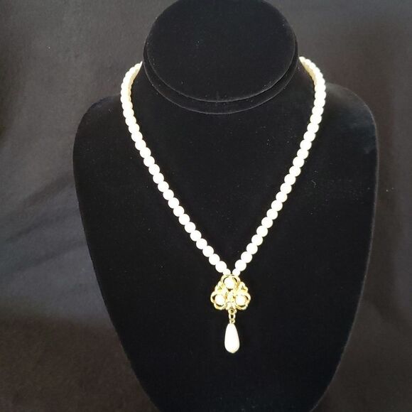 Vintage Jewelry - Lovely Vintage Faux Pearl / Goldtone Necklace - 18"